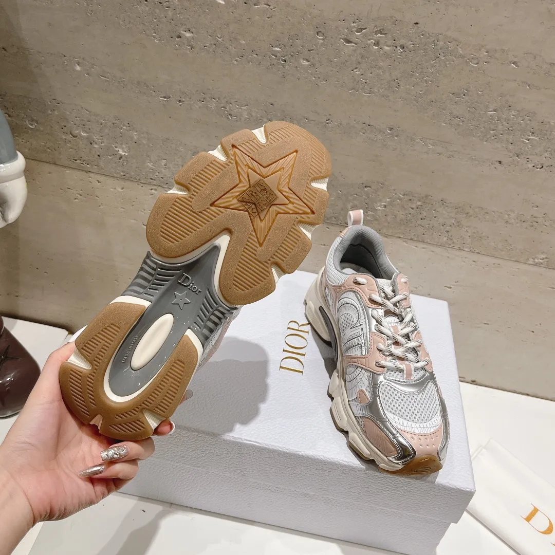 👟👟Ex-factory price 560👟👟 (top version) The latest hot model, the star model 2024 main hot product, the newly released Dior Dior Chrono new casual sports shoes, running shoes and dad shoes are really cool, full of futuristic feeling! Really cool! Once again interpreting Dior's concept of cool fashion, the lucky star will bless you with good luck. The new EVA sole is super light and super soft! A perfect replica of the original! Fully matched material and mold! ! 35-40